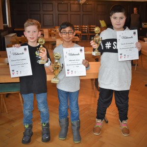 Die Sieger der Bezirks-EM U10 (v.l.): Simon Petersammer (3.), Abhiraaj Arora (1.) und Narek Gewondow (2.)